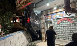 Fren yerine gaza basan sürücü lokantaya daldı.