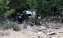 Emet'te uçuruma yuvarlanan araçtaki karı koca yaralandı.