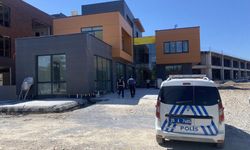 İnşaat merdivenlerinden yuvarlanan işçi ağır yaralandı.