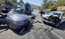 Antalya'da iki otomobilin çarpıştığı feci kazada 8 yaralı.