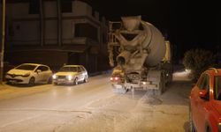 Seyir halindeyken yola beton döken mikser kamerada.