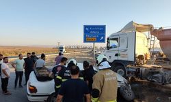 Tırla çarpışan otomobildeki 2 kişi yaralandı.