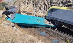 Malatya'da iki yük treni kafa kafaya çarpıştı: 1 yaralı.