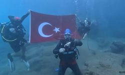 Denizin altında işaret diliyle İstiklal Marşı'nı okudular.