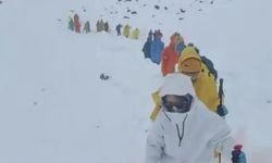 Everest’teki kar fırtınası nedeniyle bin kişi mahsur kaldı.