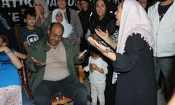 Tahliye olan Güran'lar, Narin’in mezarını ziyaret etti.