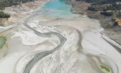 Dron kamerası kuraklığı gözler önüne serdi.