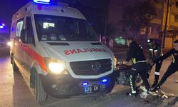 Hastaneye yaralı taşıyan ambulans motosikletle çarpıştı.