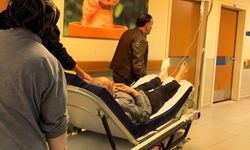 Odun kesmek isterken, ayağını kesti.