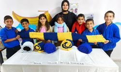 Öğrenciler kendi atkılarını örerek kışa hazırlanıyor.