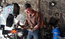 60 yaşındaki usta, 45 yıldır demir dövüyor.