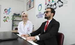 Görmeyen gözlerle değil, hisseden kalple çalıyor.