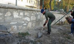 Köpeği ile birlikte tüm Türkiye'yi gezip fidan dikiyor.