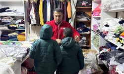 Muradiye'de Kızılay'dan kışlık giyim desteği.