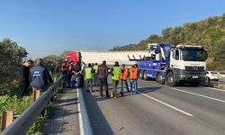 Tır kazası TEM otoyolunu kilitledi