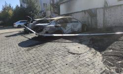 Şırnak'ta park halindeki iki araç alev aldı