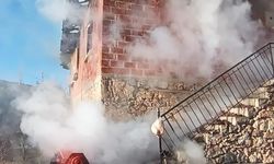 Burdur'da 2 katlı evde yangın paniği