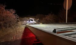 Otomobil kayalıklara çarptı: 1 ölü, 1 yaralı.