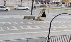 Yolun karşısına geçmeye çalışan yayaya otomobil çarptı