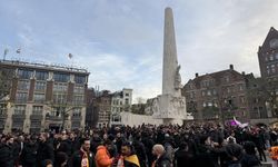 Taraftarlardan Dam Meydanı'nda Galatasaray'a coşkulu destek.