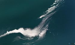 Van Gölü yüzeyindeki  ilginç görüntü şaşırttı.