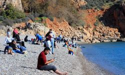 Türkiye karla mücadele ederken Antalya'da deniz sefası