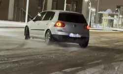 Karlı yolda drift atan sürücülerin tehlikeli anları kamerada