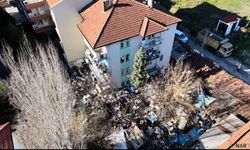 Ev değil çöplük: 10 kamyon çöp çıktı