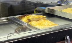 İzmir'den iğrenç görüntü: Börek tezgahında fare cirit attı