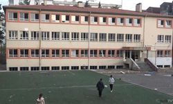 Yarım asırlık okul yıkılmayı bekliyor