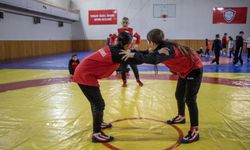 Şampiyon güreşçi Nesrin Baş, kız çocuklarına örnek oluyor.