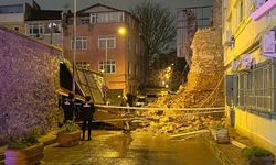 Beyoğlu’nda tarihi metruk binanın duvarı böyle yıkıldı