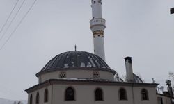 Şiddetli rüzgar cami minaresinin külahını uçurdu