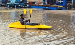 Her yağmurda göle dönen sokakta kano kullanmayı öğrendi.