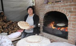 Elinin hamuru ile ekmeğini kazanıyor