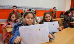 Deprem bölgesindeki Haydar Aliyev İlkokulu’nda karne heyecanı.