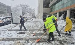 Kahramanmaraş'ta yaya yolları temizleniyor.