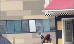 Taksi bulamayınca durağı böyle dağıttı, görenler şoka girdi