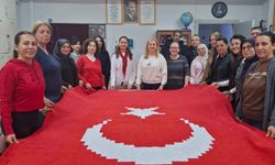 İlmek ilmek işlediler, Türk bayrağını göndere çektiler