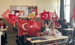 Okul heyecanı ay yıldızlı Türk bayrağıyla taçlandı