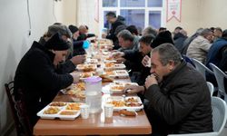 18 yıllık iftar geleneği yoldan geçenleri sofrada buluşturuyor
