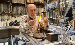 25 yıldır camlara üfleyerek şekil veriyor.