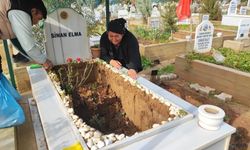 Yağışta oğlunun mezarı çöken anne gözyaşlarına boğuldu