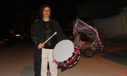 Rengarenk davulunu çalarak torununa ‘ışık' olmak istiyor