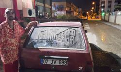 Tozlu araç görünce dayanamıyor, camları sanat eserine dönüştürüyor