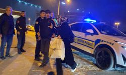 Babası kaputun üstünde oturup polise direndi…Araç men edildi