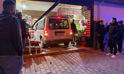Ehliyetsiz sürücü önce kaza yaptı, ardından markete girdi