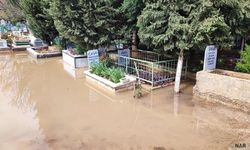 Mezarlık sular altında kaldı, vatandaşlar mezara poşetle girdi