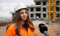 20 yaşındaki kule vinç operatörü olan genç kız, ekmeğini gökyüzünde kazanıyor