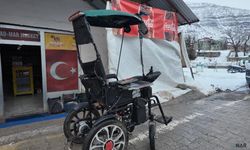 Engelli çocuğu için akülü sandalyeyi arabaya çevirdi